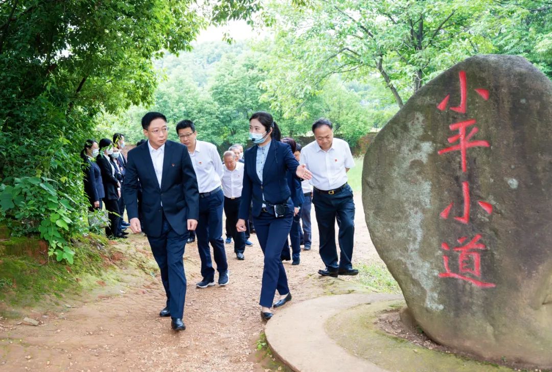省农村信用社联合社组织党员干部赴小平小道陈列馆开展“红色走读”活动